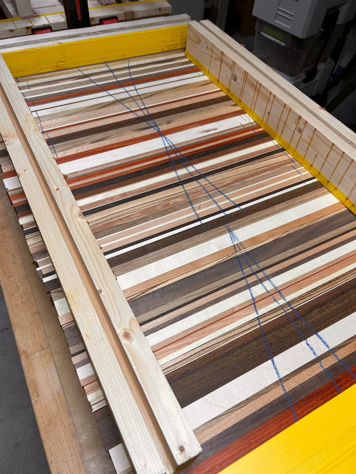 Assemblage de pièces de bois de différentes essences pour fabriquer une planche à découper