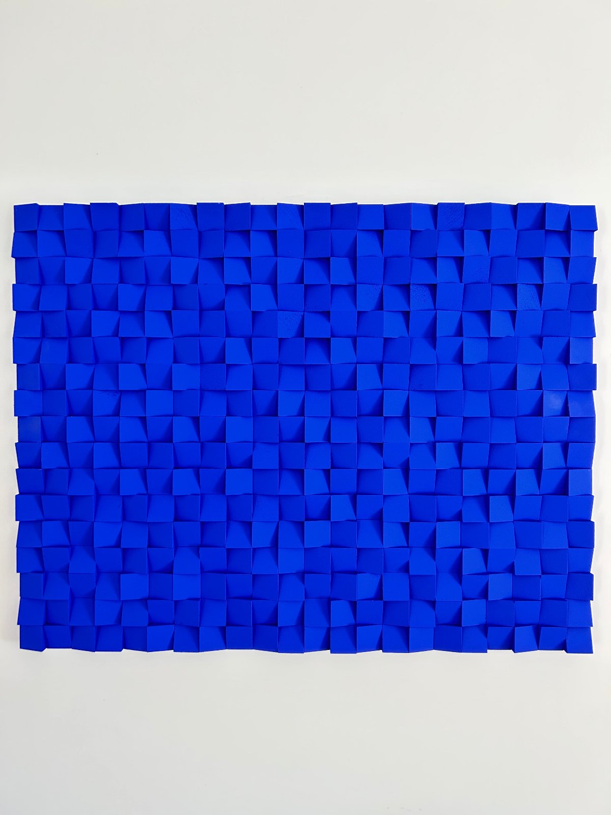 Décoration murale artisanale en bois, couleur bleu outremer, fabriquée en France.