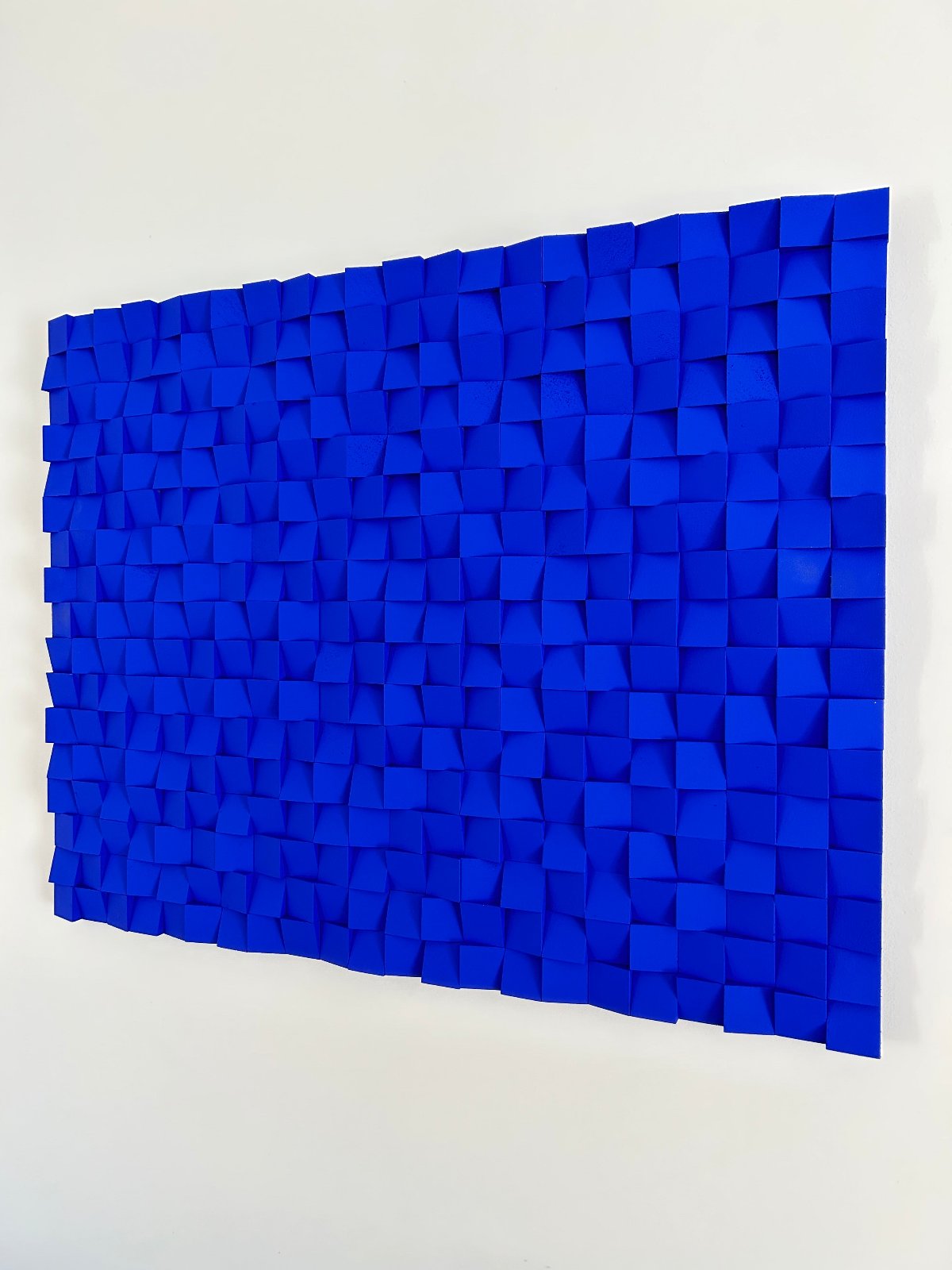 Art mural monochrome bleu ultramarine, design minimaliste fait main Made in France.