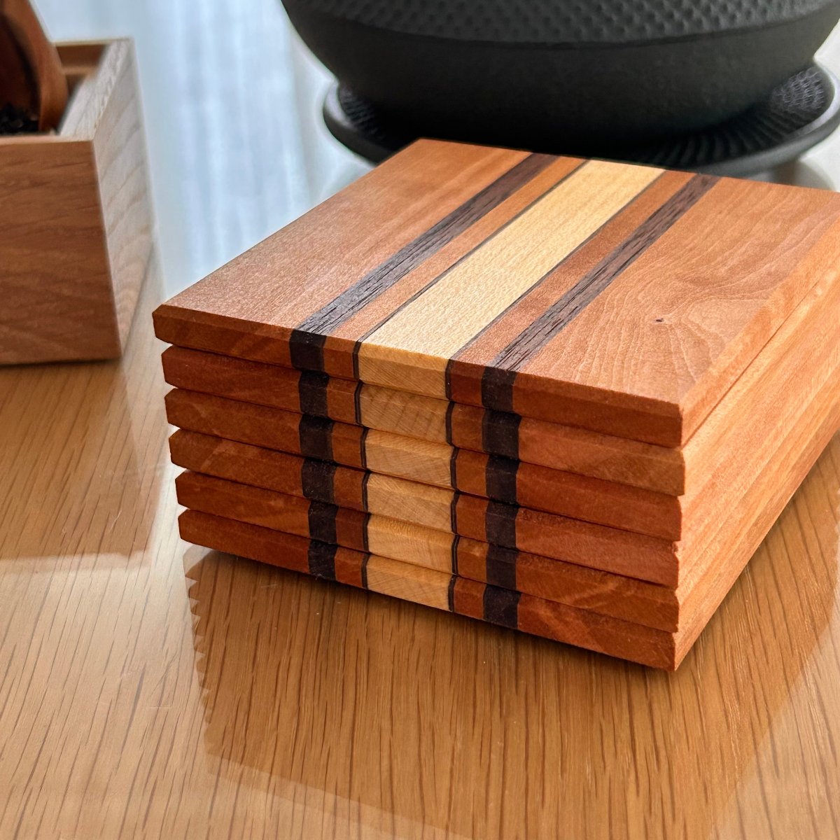 Sous-verres en bois Made in France empilés, montrant leur design compact et esthétique.