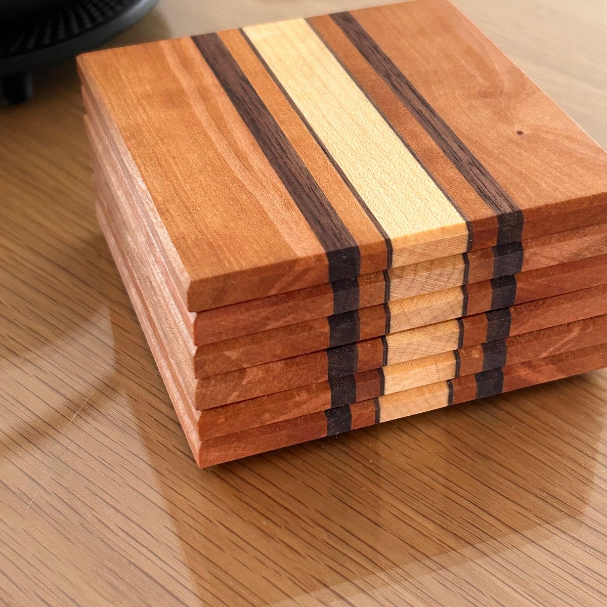 Ensemble de sous-verres artisanal en bois, poirier, noyer, érable. Élégants et durables, parfaits pour protéger vos surfaces.