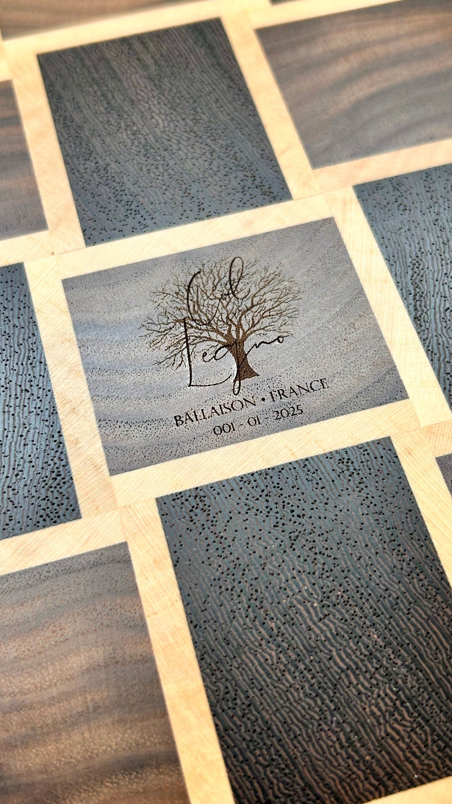 Détail du logo Col Legno sur une planche à découper en bois de bout artisanale en noyer, wengé et érable.