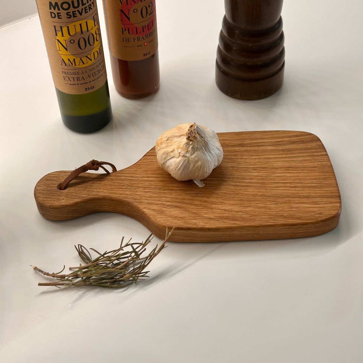 Mini planche artisanale en bois utilisée pour préparer des aliments sur une table.