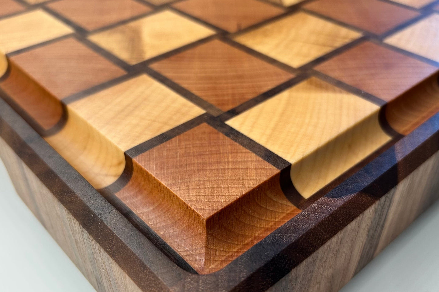 Finition premium de la rigole à jus sur une planche à découper artisanale Made in France