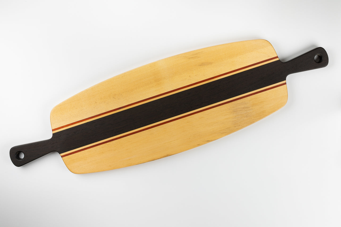 Planche apéro artisanale en bois massif fabriquée en France, avec poignées en wenge, plateau en érable et filets de padouk, design graphique à double poignée