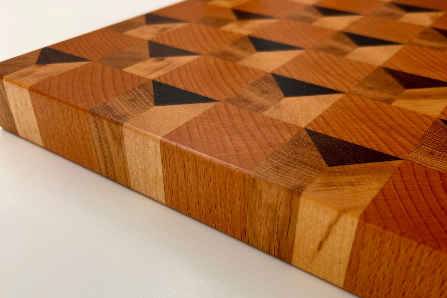 Détail du bord montrant l’épaisseur de la planche en bois massif effet 3D artisanal, made in France.
