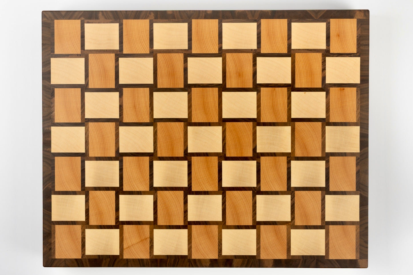 Vue de dessus de la planche à découper Berlioz, design graphique à damier tissé en bois de bout multi-essences, érable, noyer américain et hêtre, fabrication artisanale française haut de gamme.