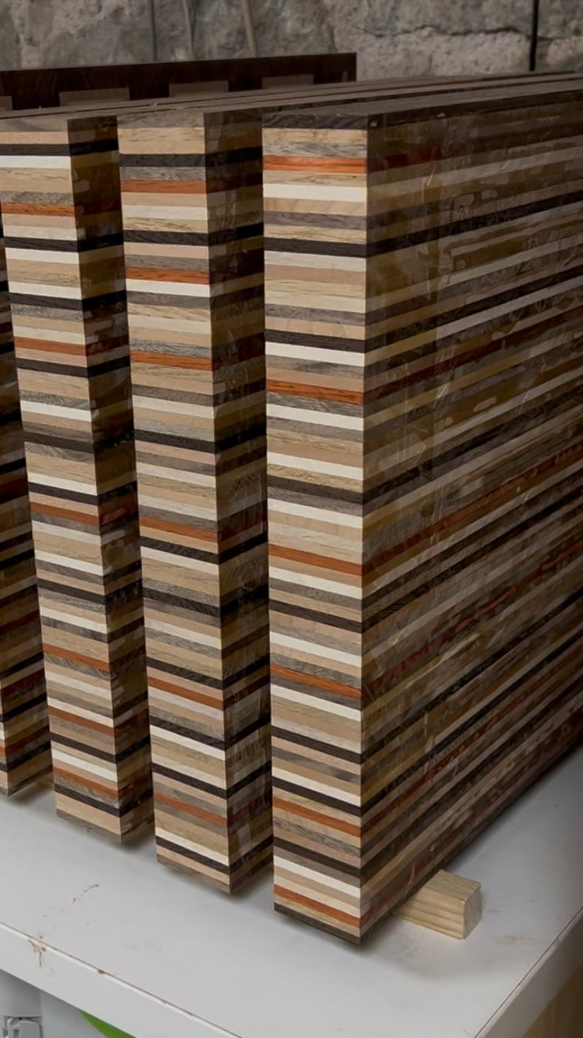 Planche à découper en bois multi-essences brute de finition, sans les usinages des poignées et de la rigole à jus