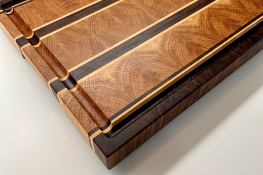 Vue inclinée d’une planche à découper artisanale en chêne sous lumière naturelle. Fabrication française élégante et durable.