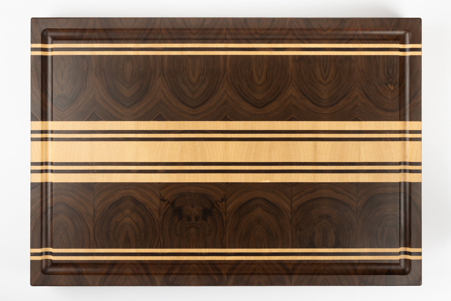Planche à découper made in France Debussy, vue de dessus avec rigole à jus élégante, bois nobles noyer américain et érable