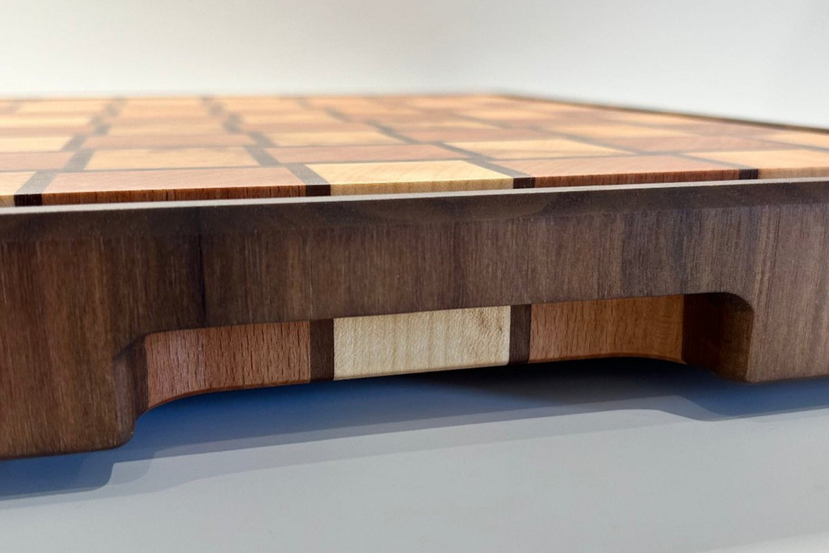 Épaisseur et robustesse d'une planche à découper artisanale haut de gamme en bois de noyer, érable et hêtre