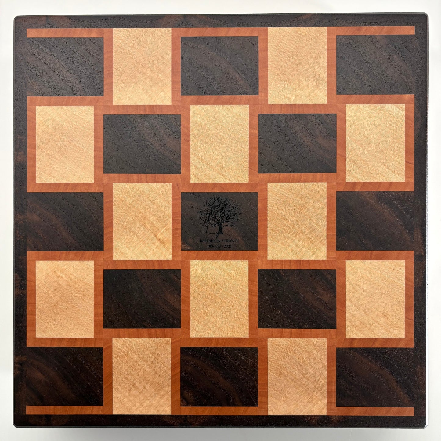 Planche à découper artisanale piccolo en bois de bout, noyer, érable et poirier, fabrication haut de gamme made in France. Vue de dessus.