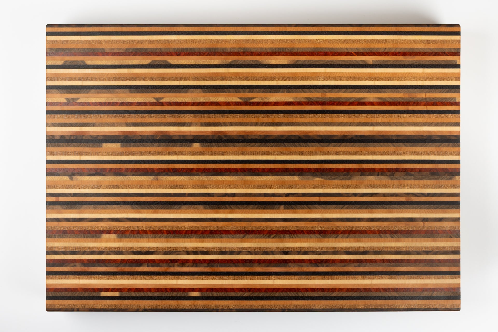 Vue de dessus complète de la planche Signature en bois de bout, design graphique en 8 essences de bois nobles, création d’art artisanale Made in France.