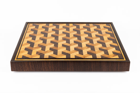 Planche à découper artisanale Hexagon, fabriquée en France par Col Legno, vue en perspective avec son motif 3D et sa rigole.