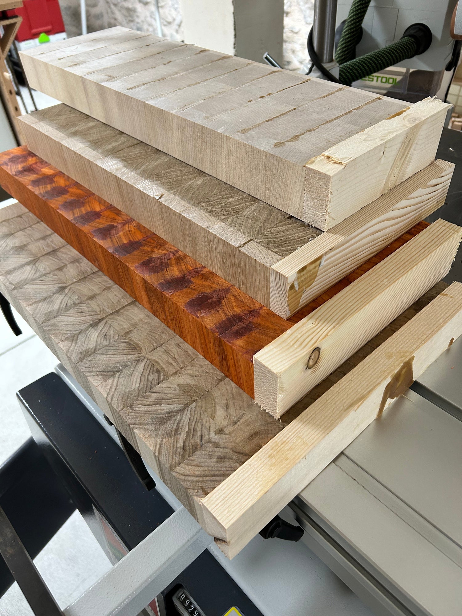 Différentes planches dites "planches mères" en bois pour la fabrication de planches à découper en bois de bout artisanales