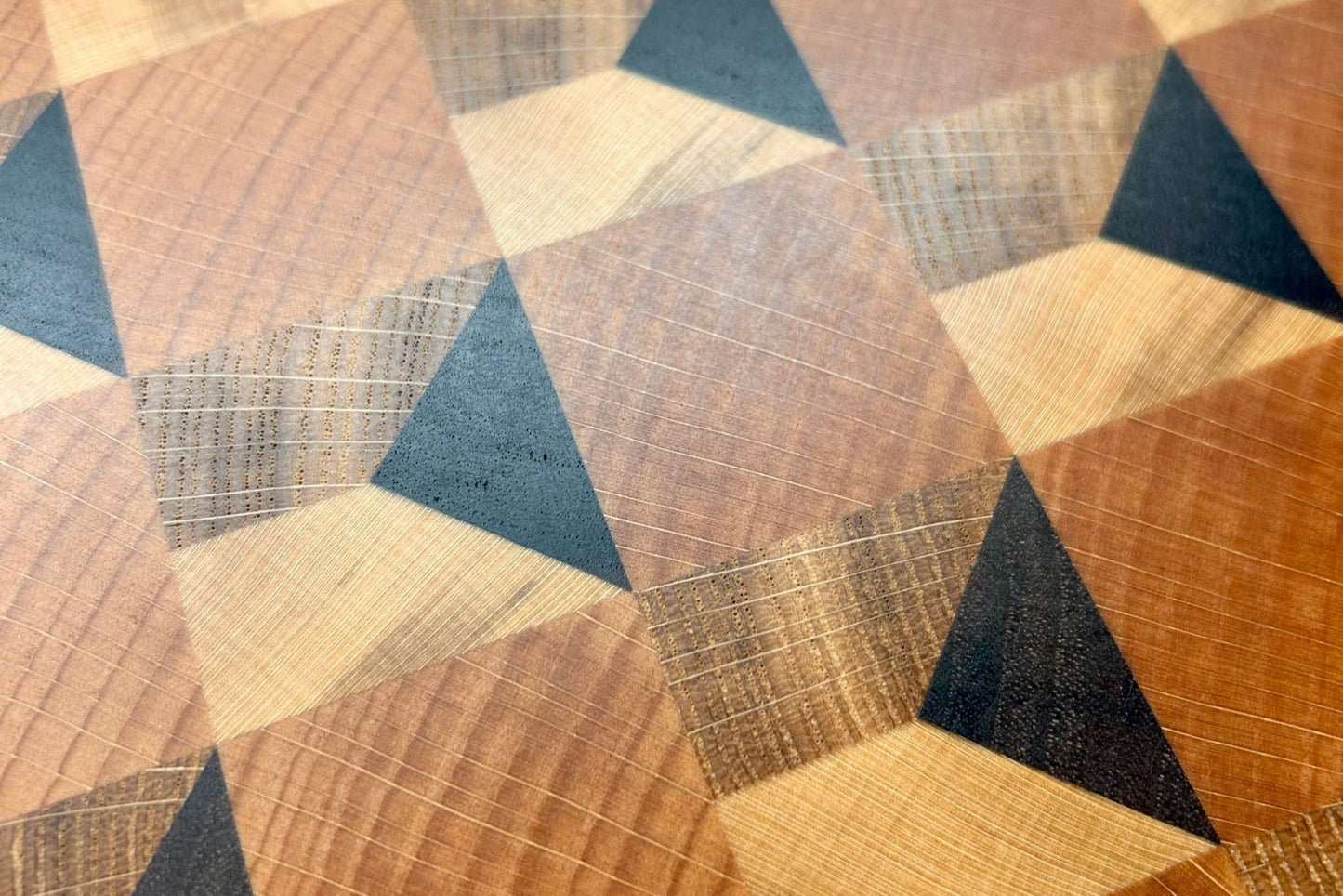 Gros plan sur le motif trompe-l'œil en 3D, réalisé en bois massif artisanal, luxe made in France.