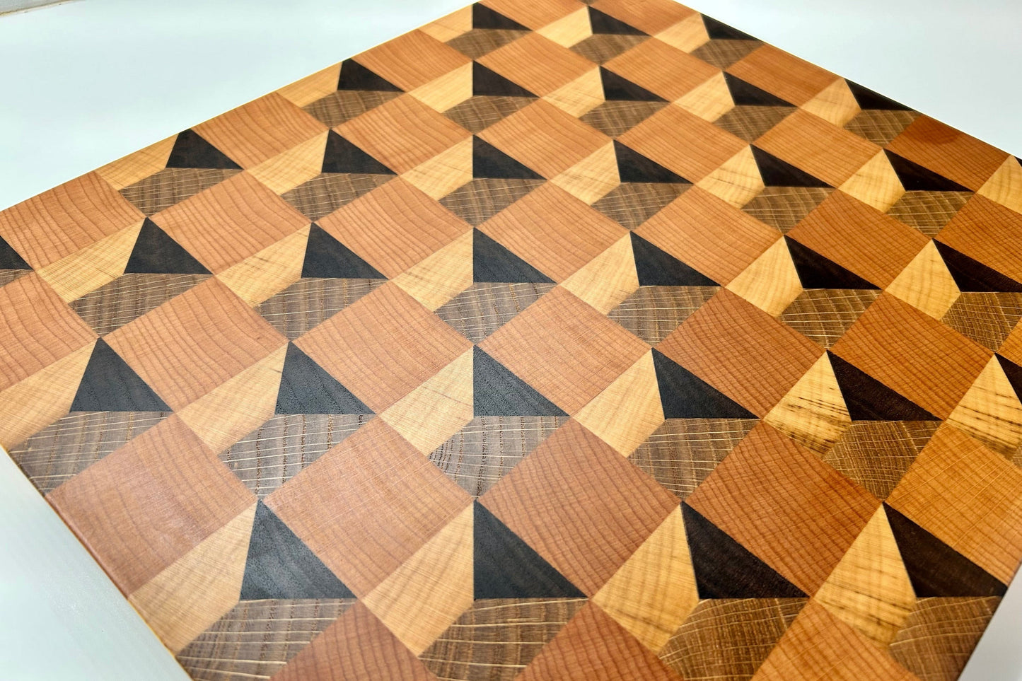 Planche à découper en bois massif avec motif trompe-l'œil 3D artisanal, haut de gamme, made in France.