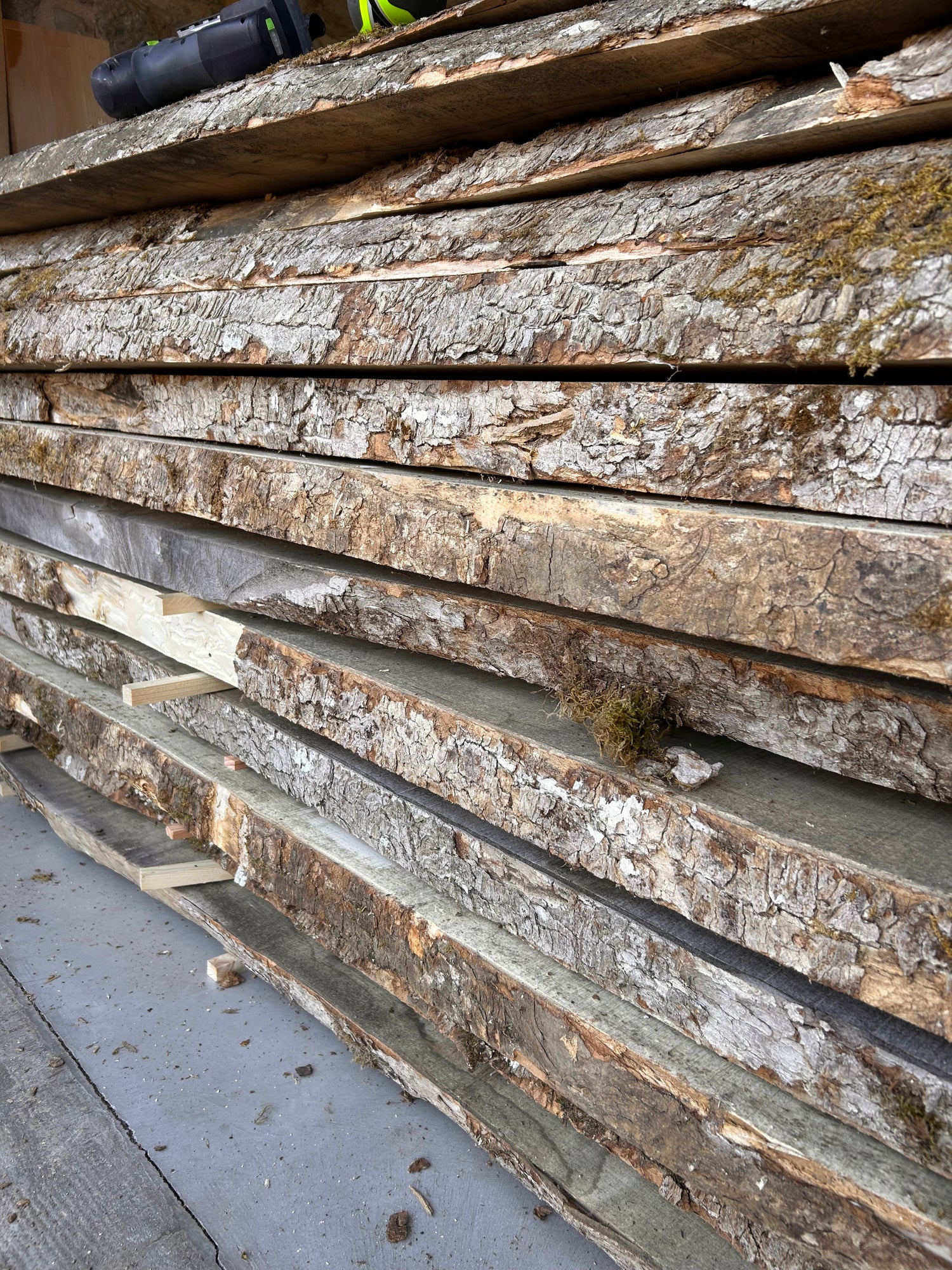 Empilement de plateaux d'érable bruts de sciage pour la fabrication d'objets en bois et de planches à découper