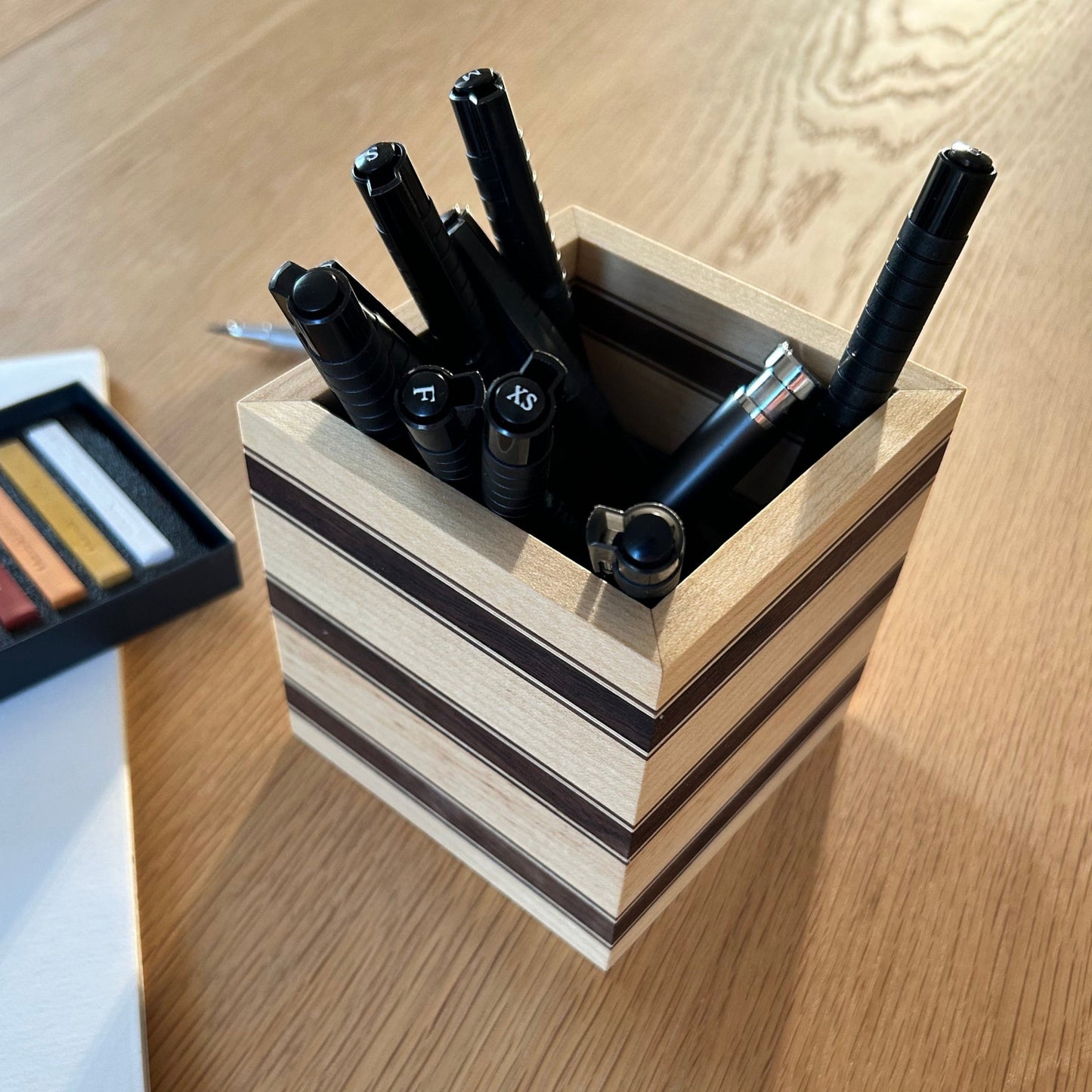 Pot à crayons Debussy en érable avec des bandes fines en noyer américain