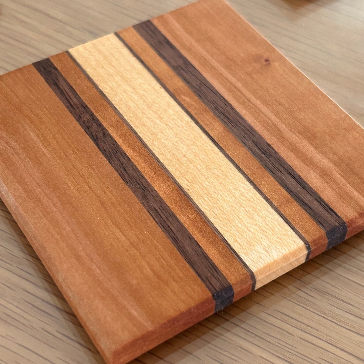 Zoom sur la texture naturelle du bois utilisé pour les sous-verres Made in France.