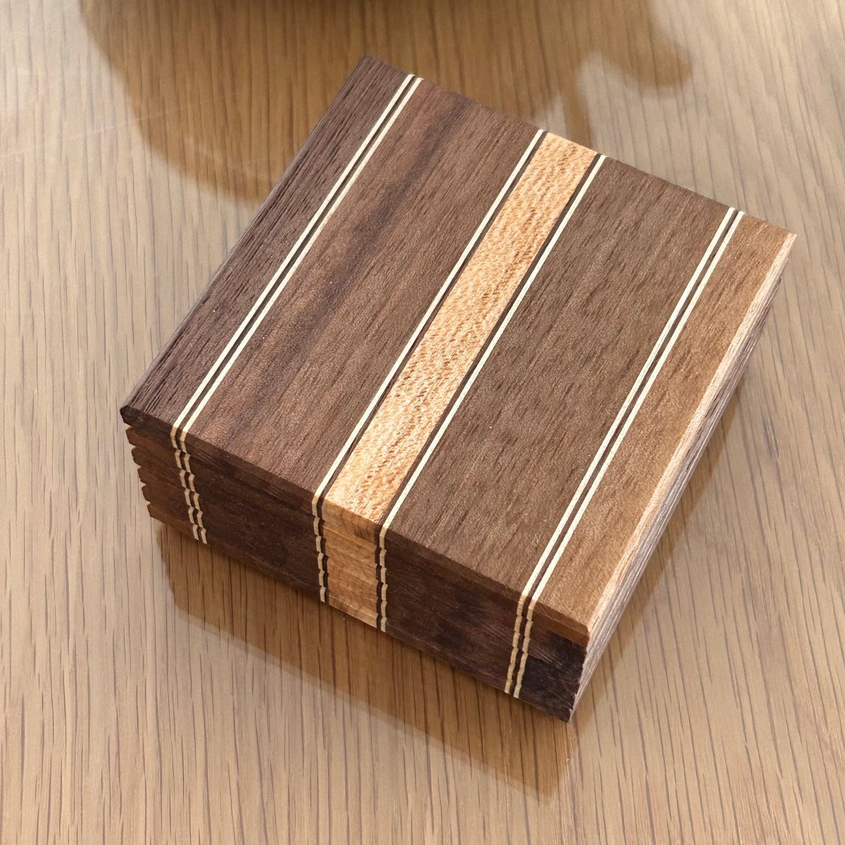 Sous-verres en bois de noyer avec finition huilée, mettant en valeur la beauté naturelle du bois.