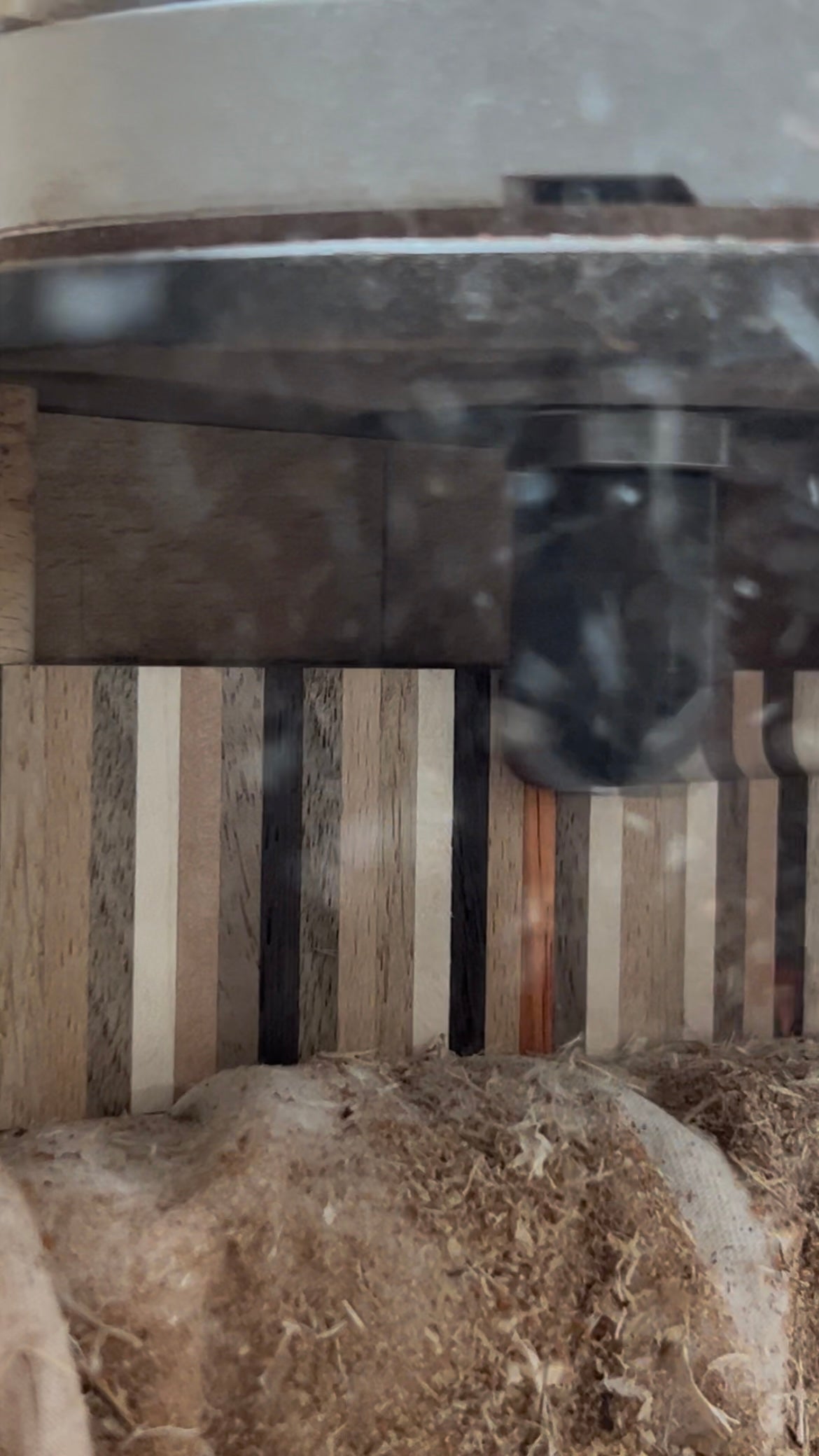 Usinage d'une poignée dans une planche à découper en bois multi-essences