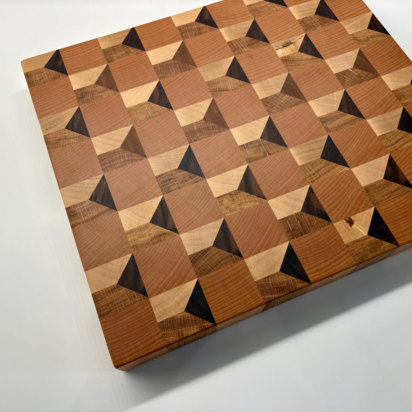 Planche à découper en bois de bout Cube effet 3D - série  Les Imparfaites