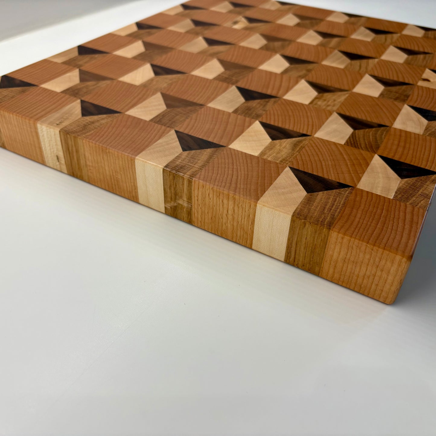 Planche à découper en bois de bout Cube effet 3D - série  Les Imparfaites