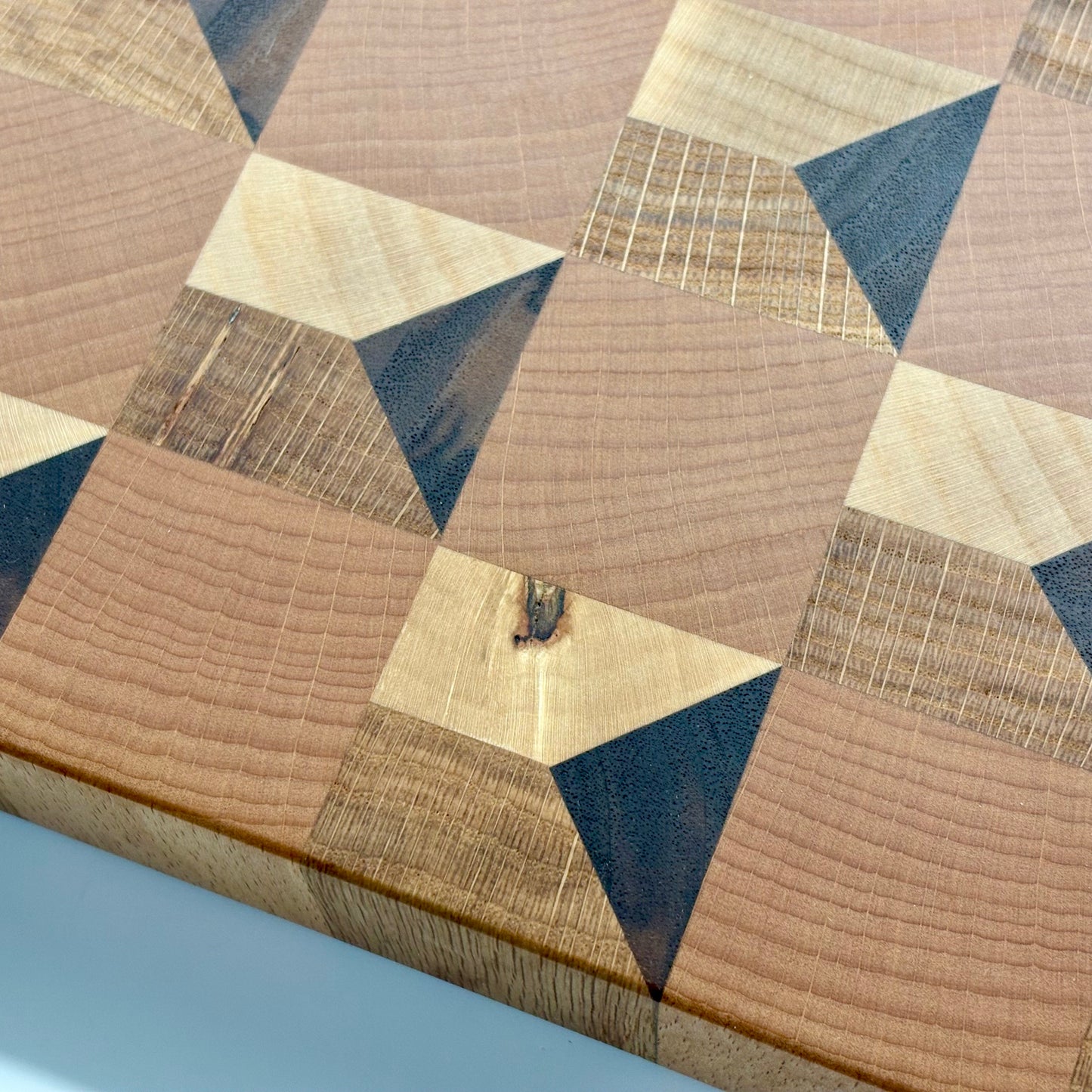 Planche à découper en bois de bout Cube effet 3D - série  Les Imparfaites