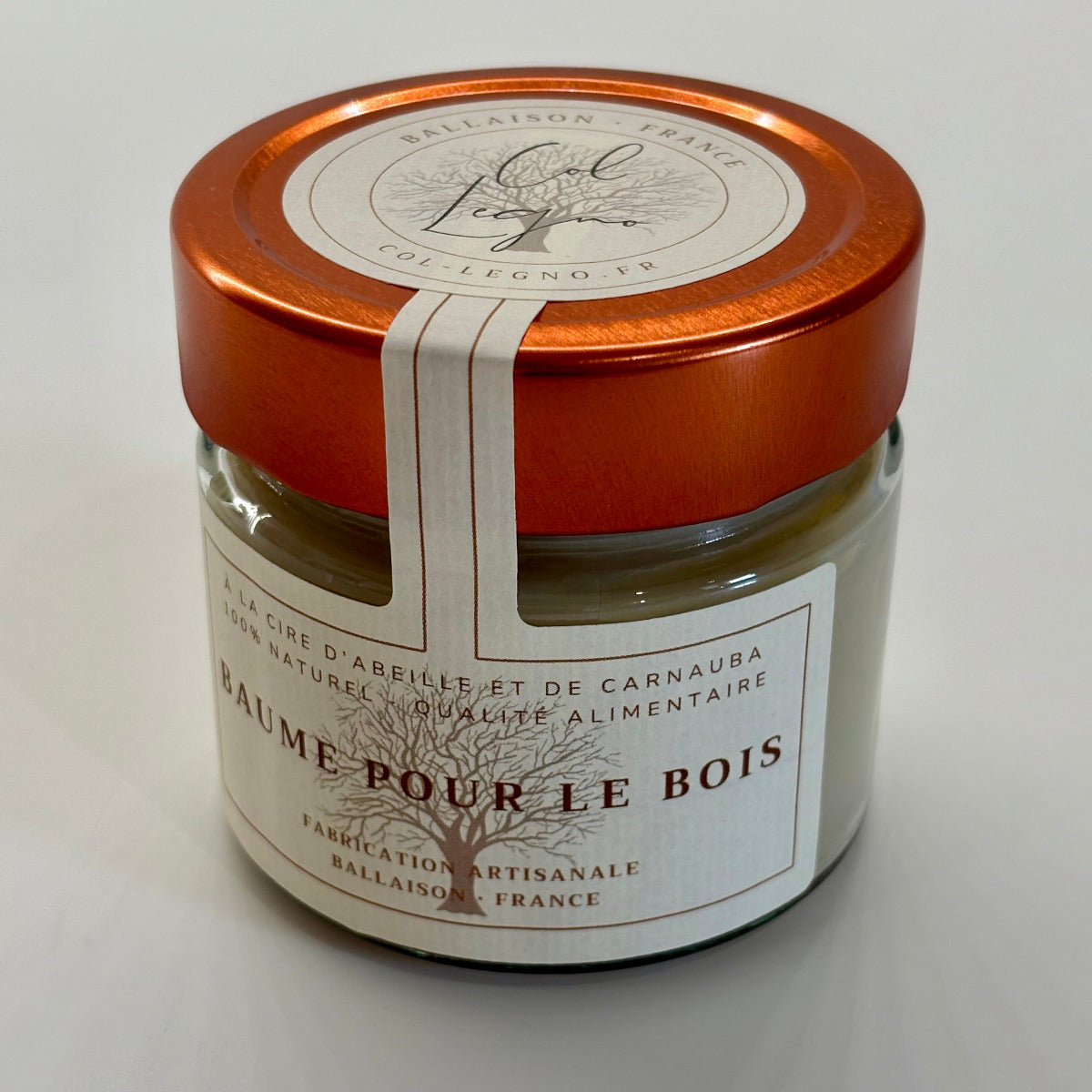 Baume pour le bois artisanal à la cire d’abeille et de carnauba, idéal pour nourrir et protéger les planches à découper et les ustensiles de cuisine en bois.