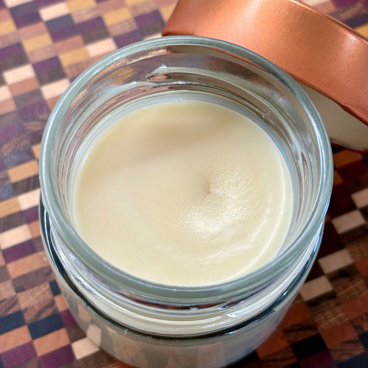 Soin pour l'entretien des planches à découper et ustensiles de cuisine en bois, pot en verre recyclable avec capsule cuivre.