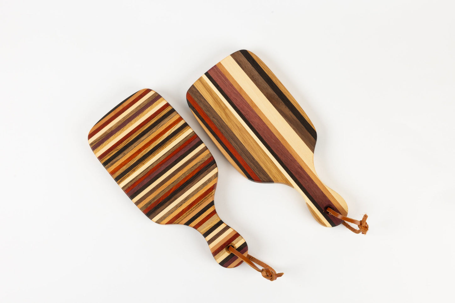 Deux mini planches à découper artisanales en bois massif fabriquées en France, modèles Signature et Rayures Bayadères.