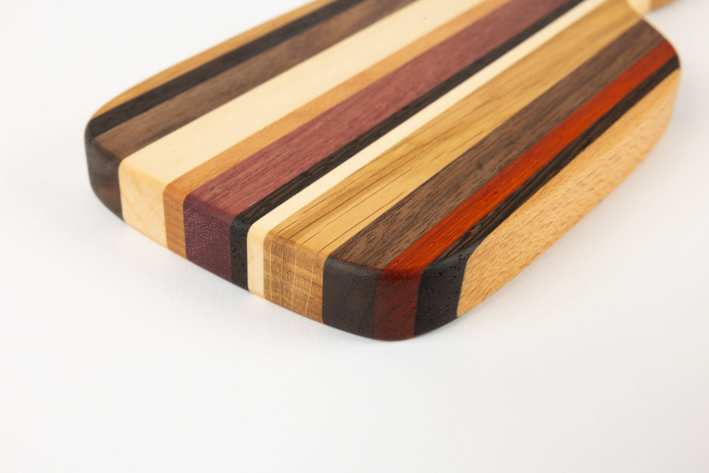 Détail des essences de bois massif d'une mini planche artisanale fabriquée en France.
