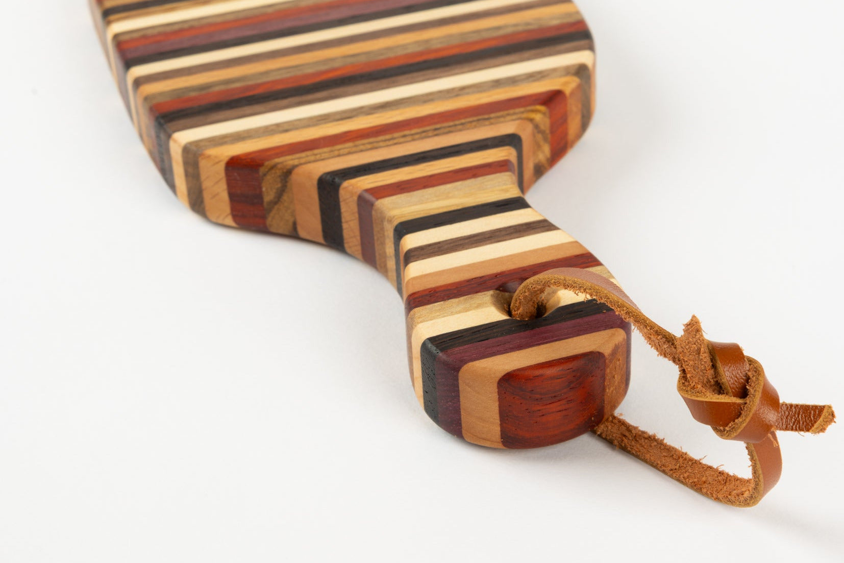 Mini planche apéritif artisanale en bois massif avec poignée et lanière en cuir, fabrication française.