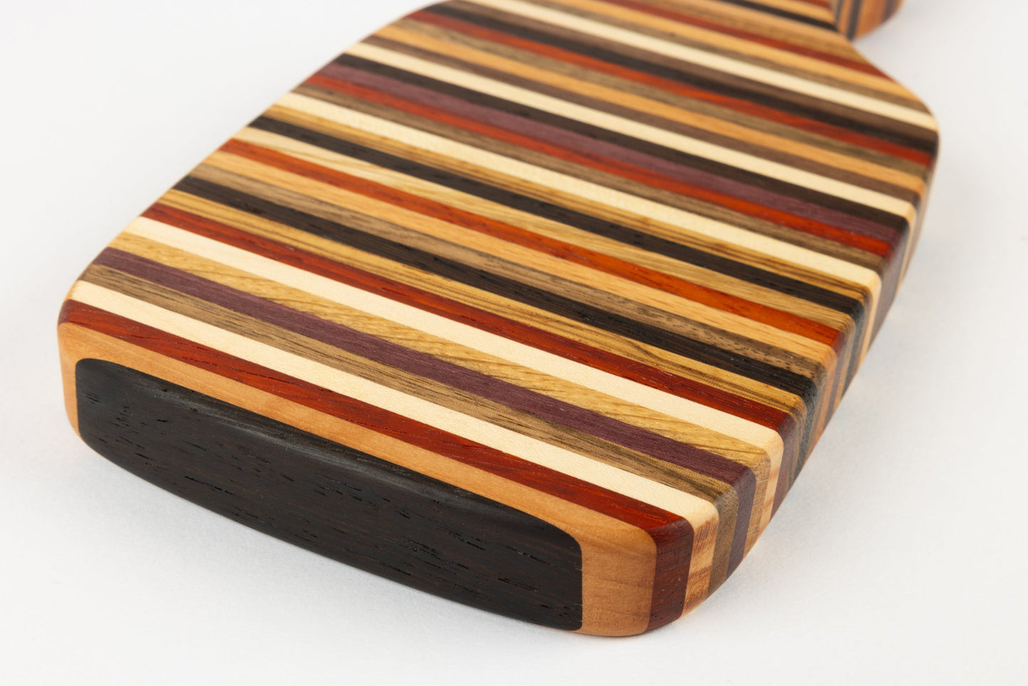 Petite planche à découper artisanale en bois massif, modèle Signature, réalisée à la main en France.
