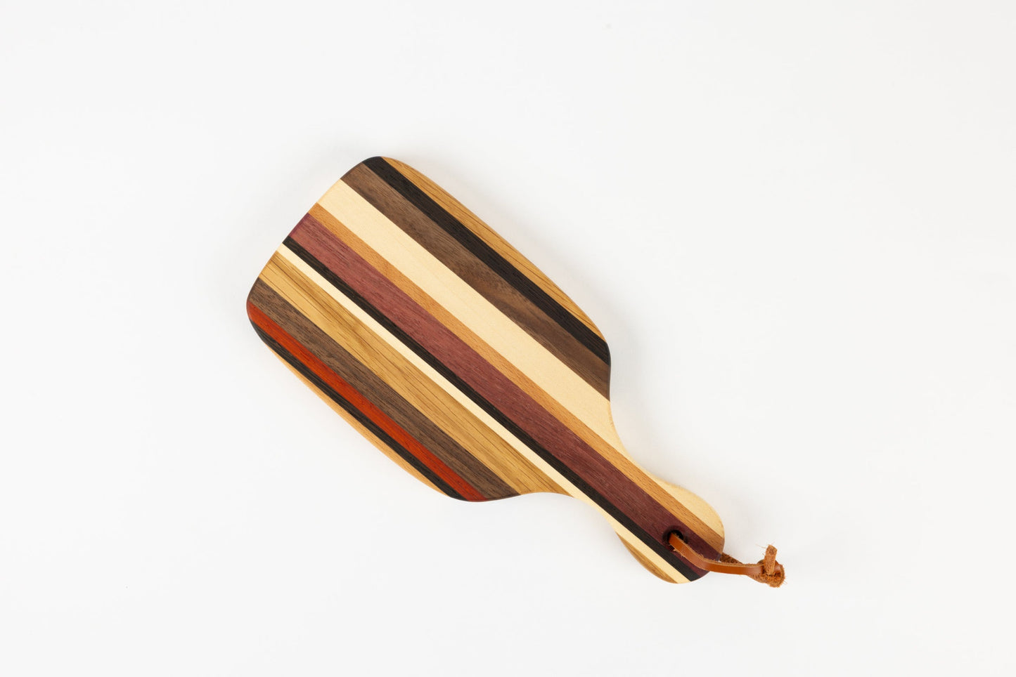 Petite planche de service artisanale en bois massif motif Rayures Bayadères fabriquée en France.