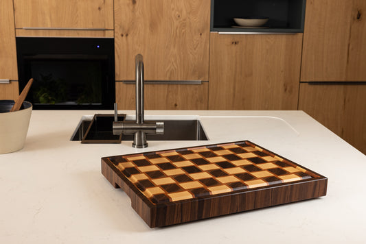 Vue d'une planche à découper en bois de bout haut de gamme sur un plan de travail de cuisine moderne 