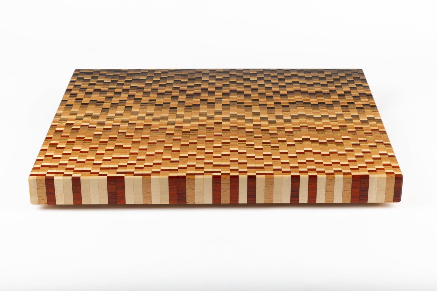 Planche à découper artisanale en bois massif, modèle Arpège composé de sept essences de bois nobles et précieux.