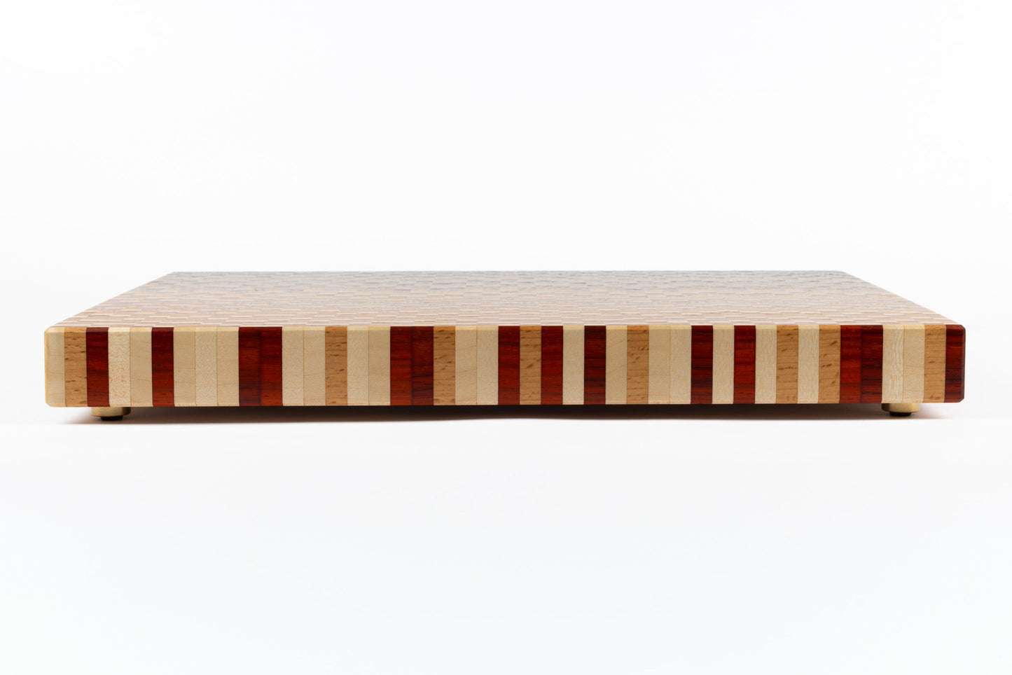 Profil de la planche à découper artisanale Arpège en bois massif avec pieds en laiton fabriqué en France