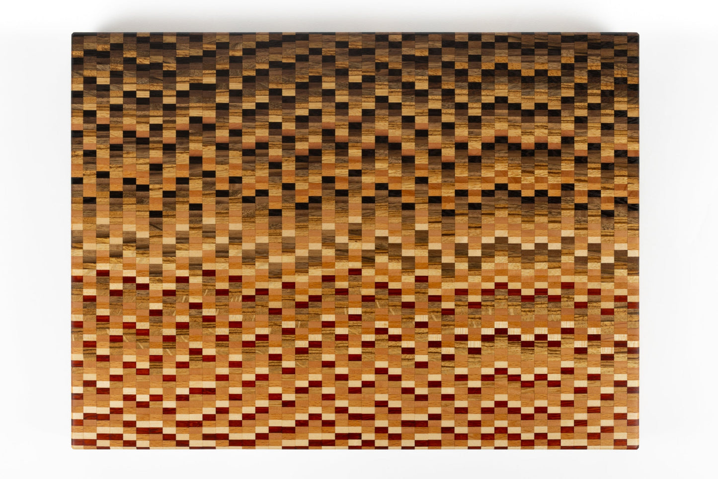 Planche à découper Arpège en bois massif composée de sept essences, fabrication artisanale française.