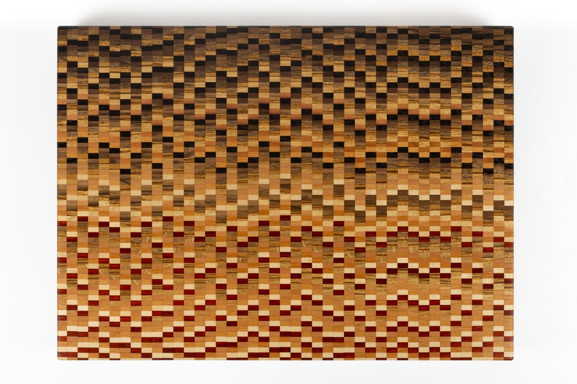 Planche à découper Arpège en bois massif composée de sept essences, fabrication artisanale française.