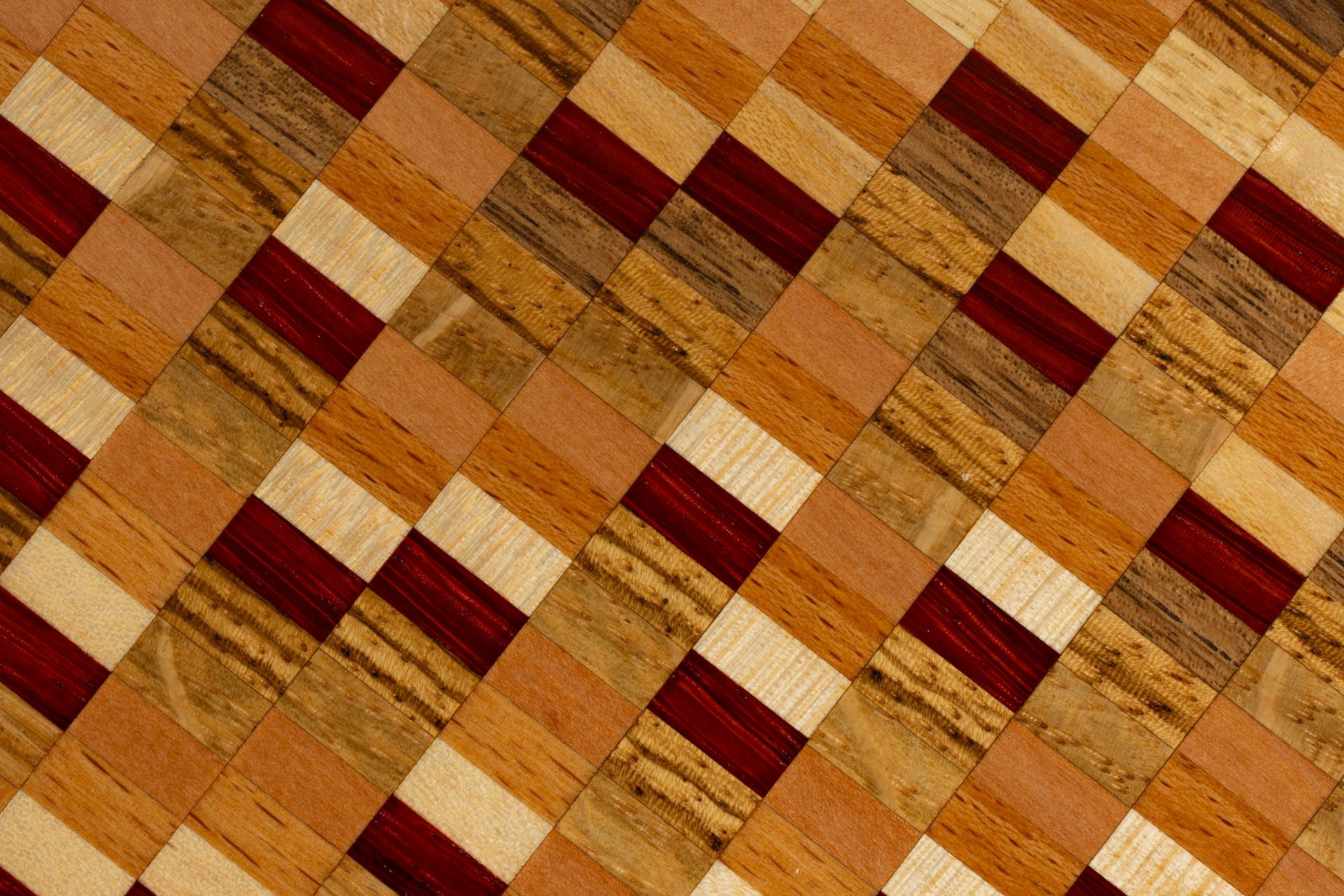 Gros plan du motif graphique composé de sept essences de bois massif sur la planche Arpège.