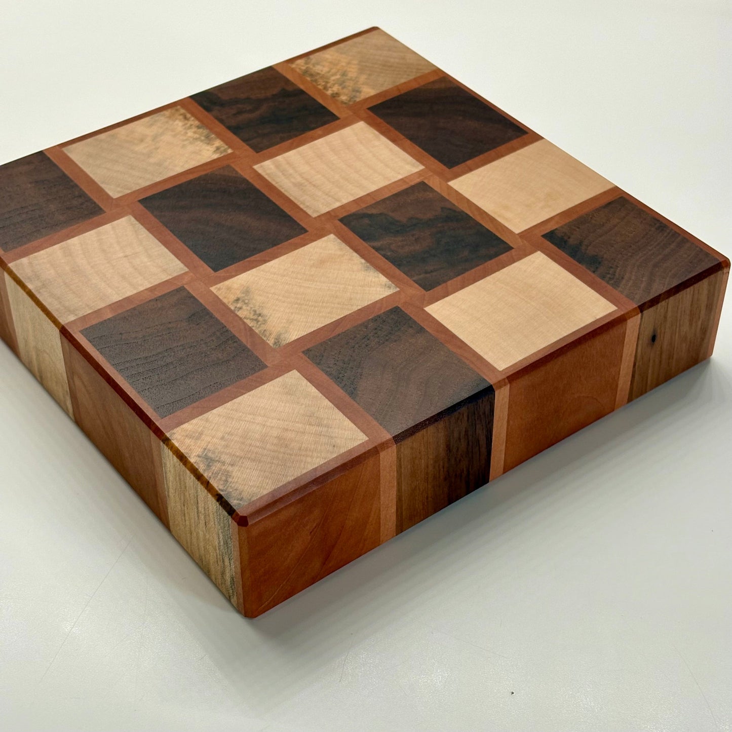 Planche artisanale en bois de bout, motif à damier érable, noyer, poirier. Format mini piccolissimo, fabriqué en France