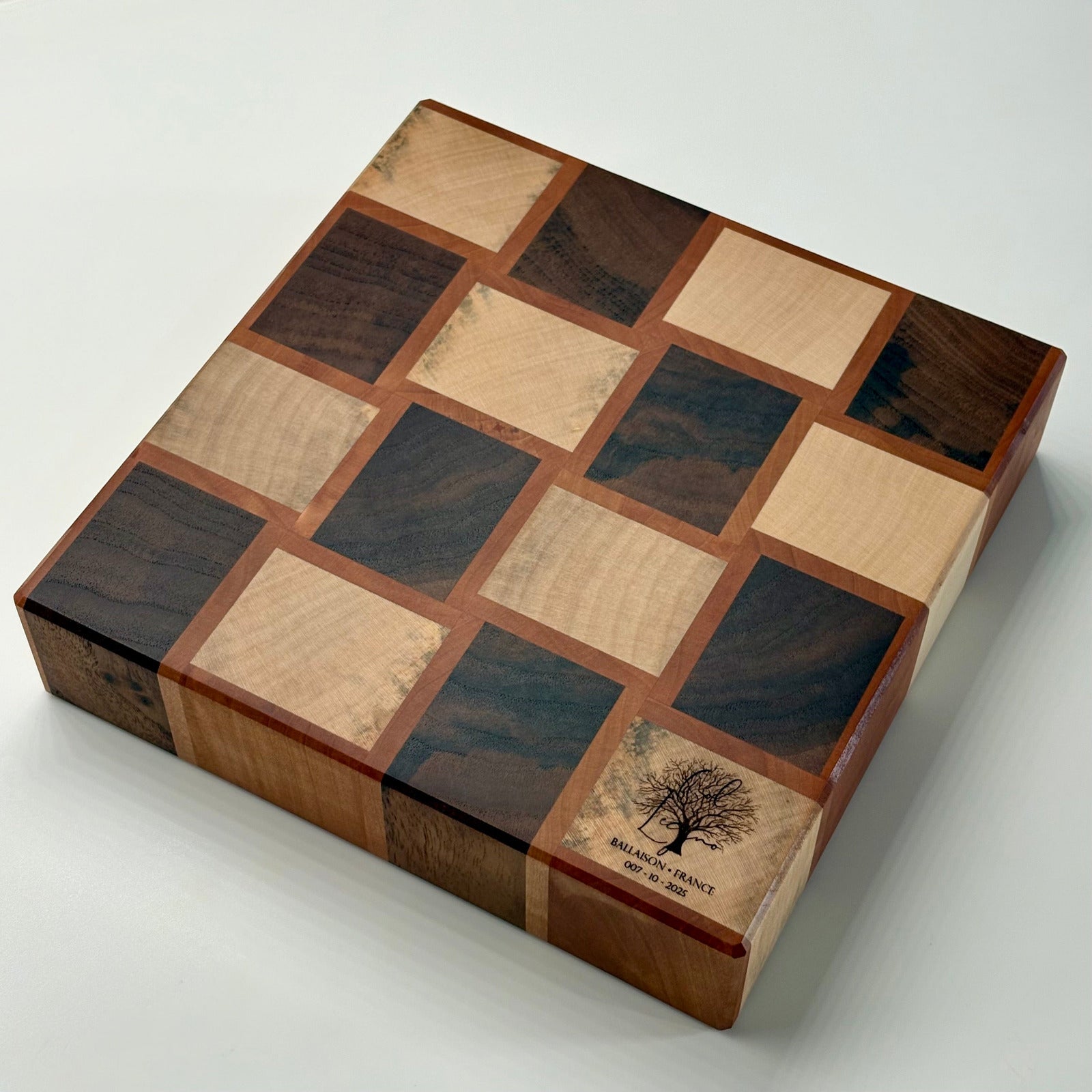 Planche à découper en bois de bout, noyer érable, poirier en bois de bout. Fabrication artisanale en France.