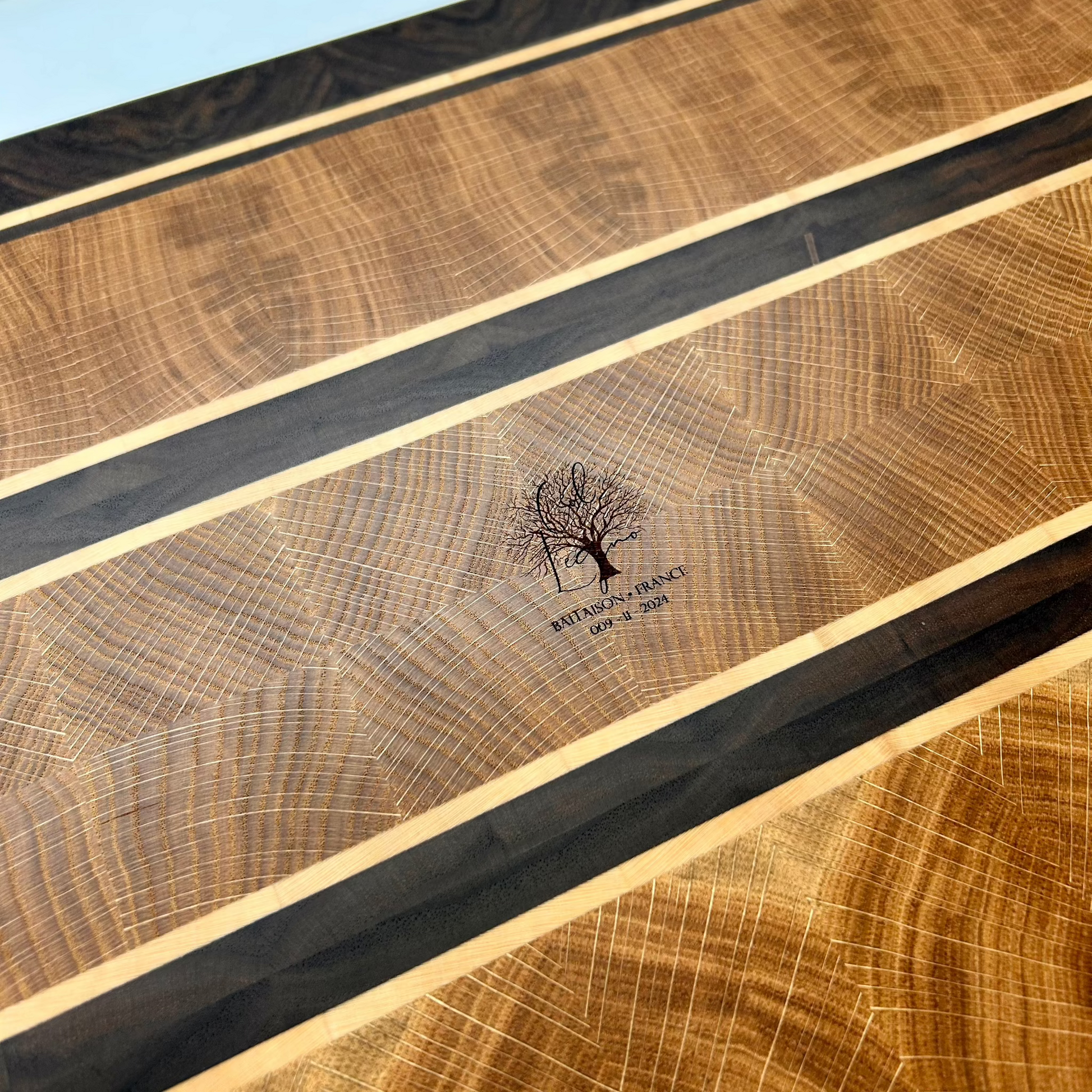 Logo Col Legno gravé au dos d’une planche à découper artisanale en chêne. Détail soigné, fabrication française haut de gamme en Haute-Savoie.
