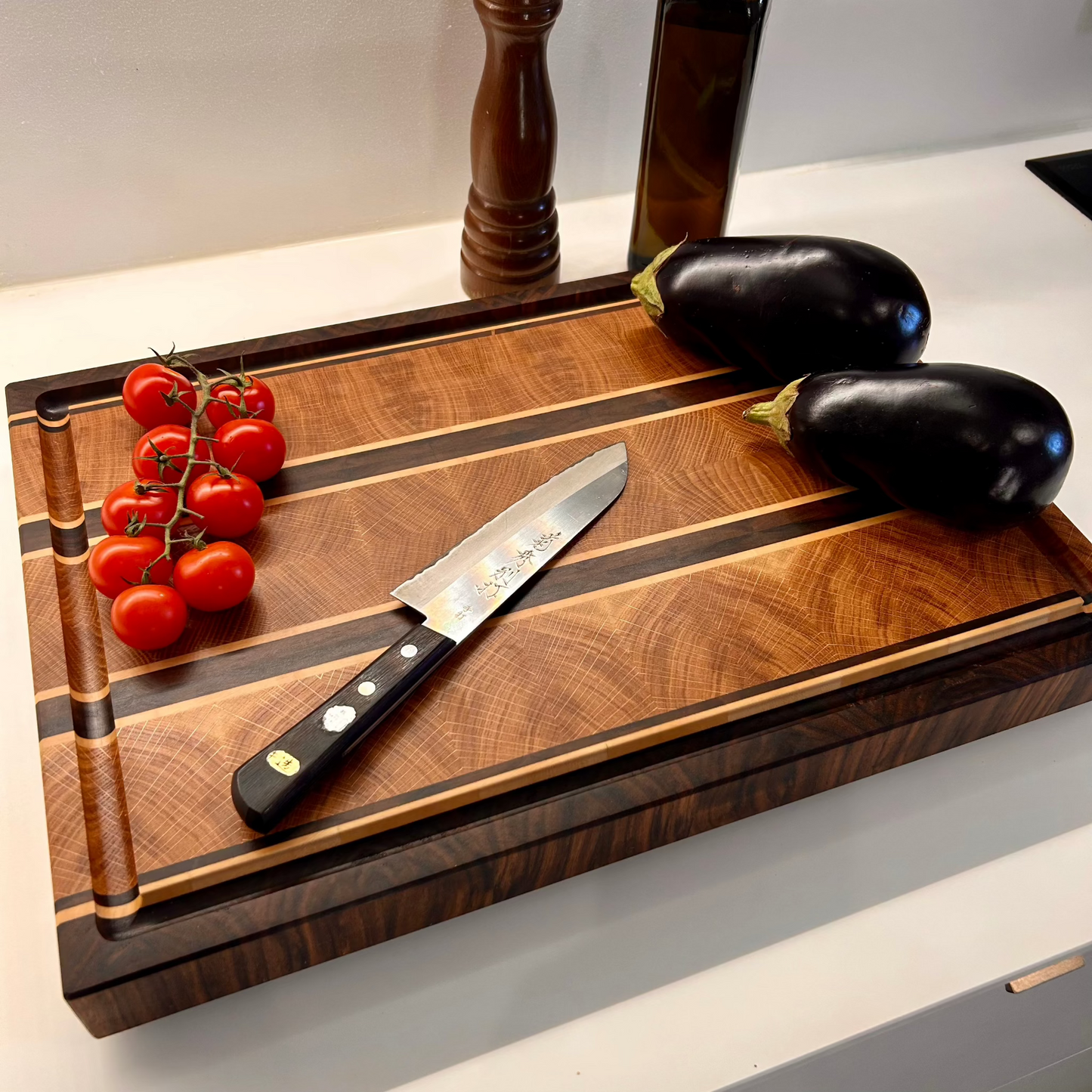 Planche à découper artisanale en chêne utilisée avec un couteau et légumes. Parfaite pour cuisine et découpe, fabrication française.