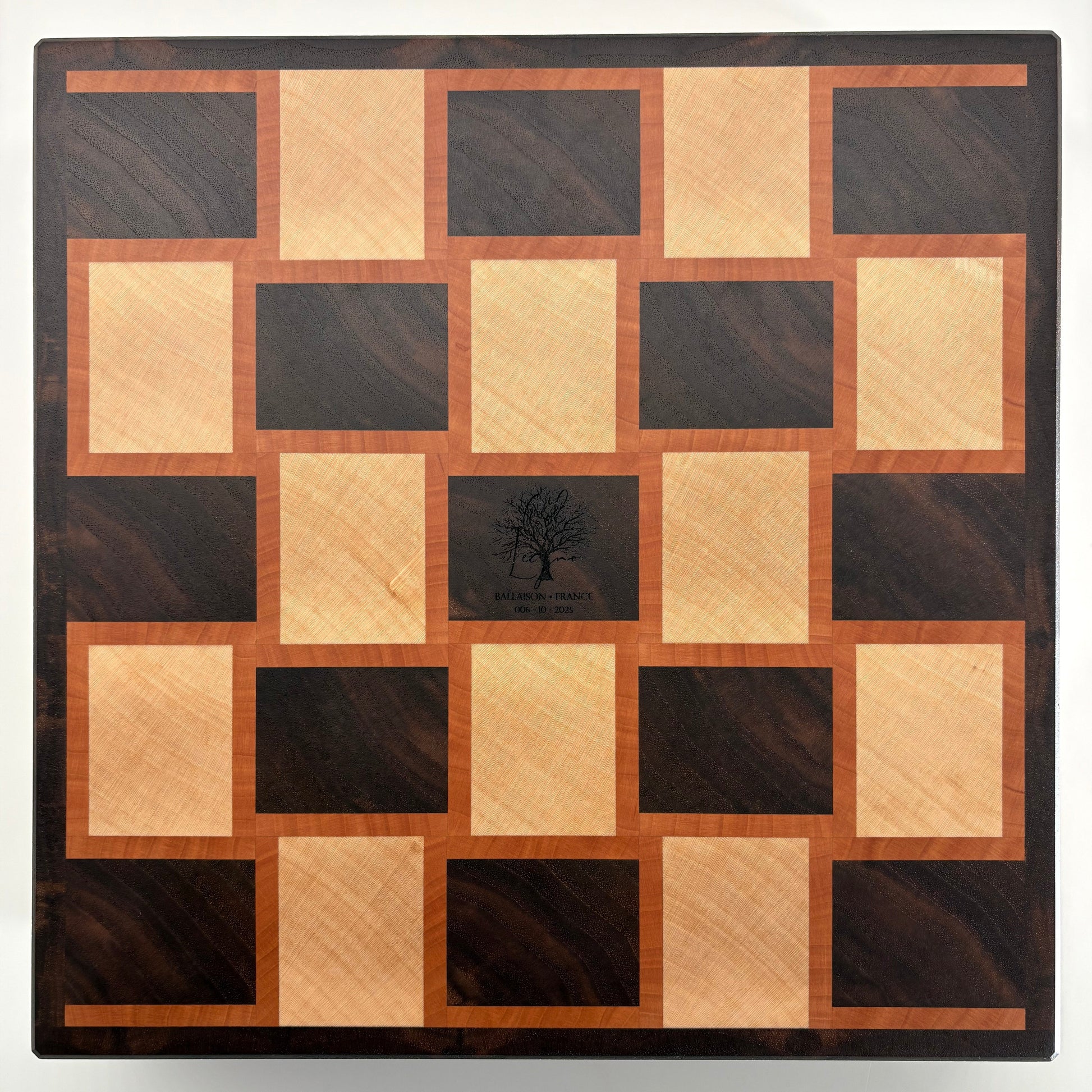 Planche à découper artisanale piccolo en bois de bout, noyer, érable et poirier, fabrication haut de gamme made in France. Vue de dessus.