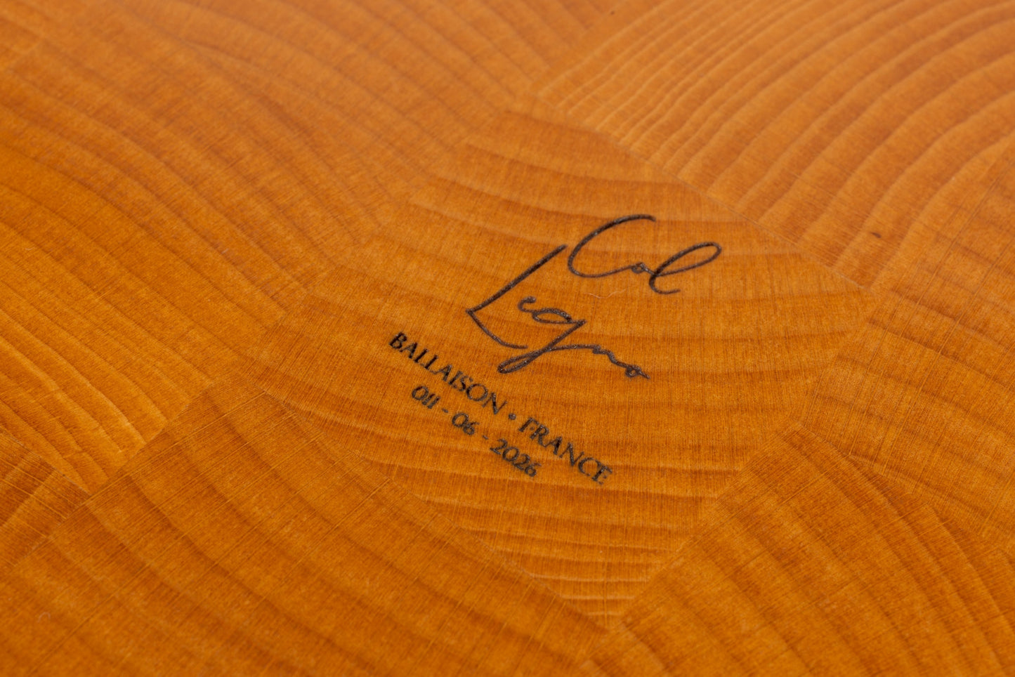 Signature gravée Col Legno sur une planche à découper artisanale fabriquée en France.