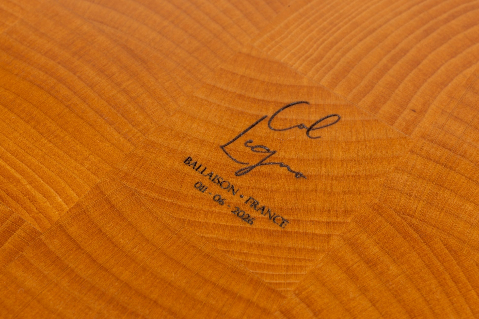Signature gravée Col Legno sur une planche à découper artisanale fabriquée en France.