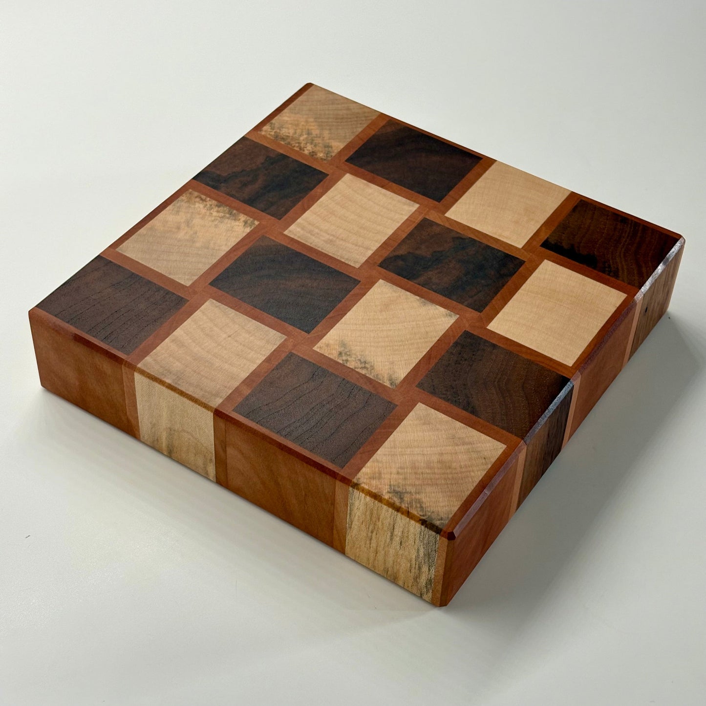 Planche à découper en bois de bout, motif à Damier en érable, noyer, et poirier. Fabrication artisanale Made In France